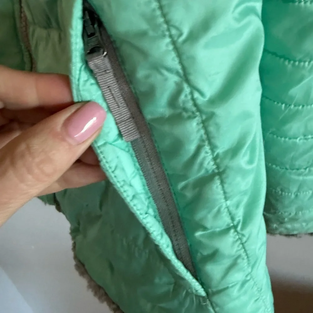 The North Face Girls’ Reversible Mossbud Swirl Jacket – Gray/Mint